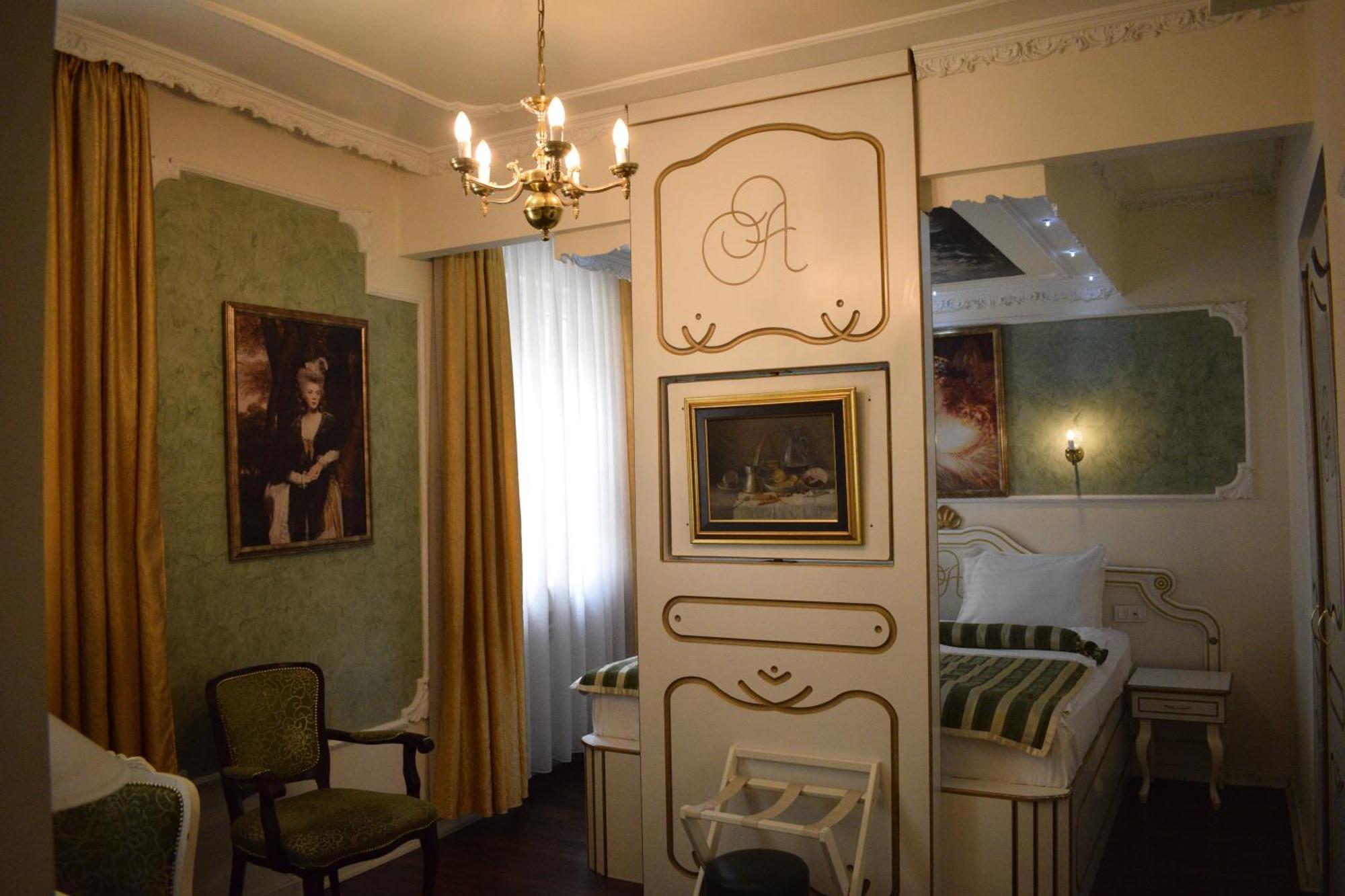 Queen'S Astoria Design Hotel Βελιγράδι Δωμάτιο φωτογραφία